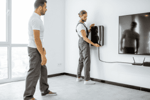 התקנת טלויזיה על קיר עושים עם מתקינים מקצועיים