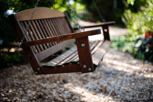 נדנדה לתינוק מעץ - מהו הסוג הכי בטיחותי של הכסאות בנדנדות לתינוקות?