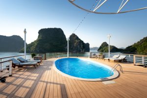 בחירת אריחי דק - איך לבחור דק מושלם לבריכה שלכם?