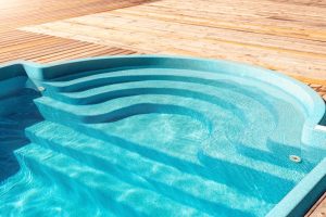 יתרונות הפיברגלס - למה לבחור בבריכת פיבר לבית? יתרונות שלא הכרתם