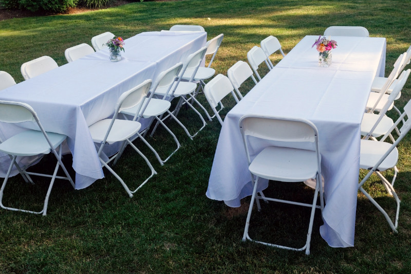 שולחנות בהתאמה אישית – השכרת ריהוט שמרימה את האירוע שלכם